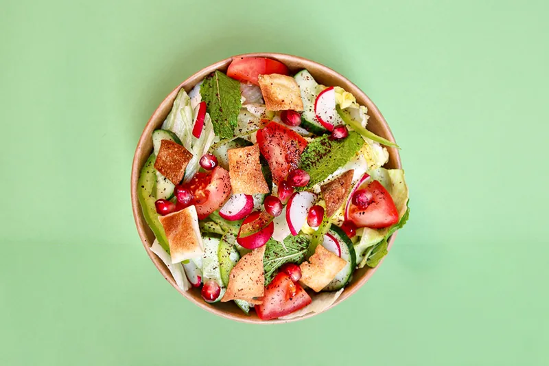 Falafel crunch — bol de falafels, radis, tomates, concombre, laitue, crackers, crème de sésame