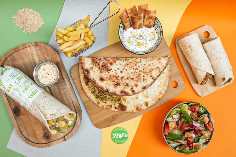 Spread de street food libanaise — man'ouche, shawarma, fattouch, hummus