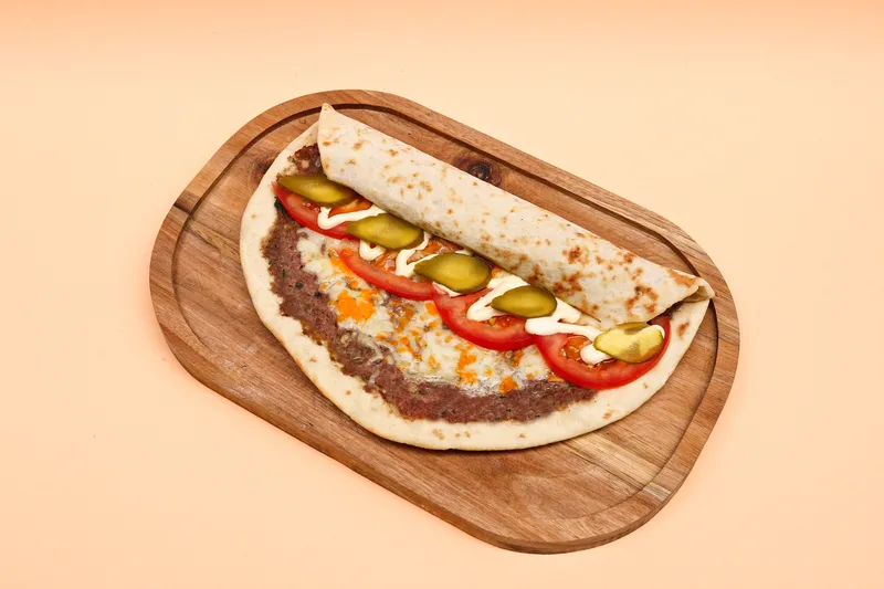 Man'ouche cheesy kafta — kafta de boeuf, 3 fromages, tomates, pickles