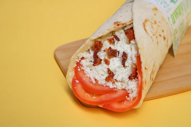 Man'ouche halloumi bacon — halloumi, bacon de dinde grillé, mozzarella