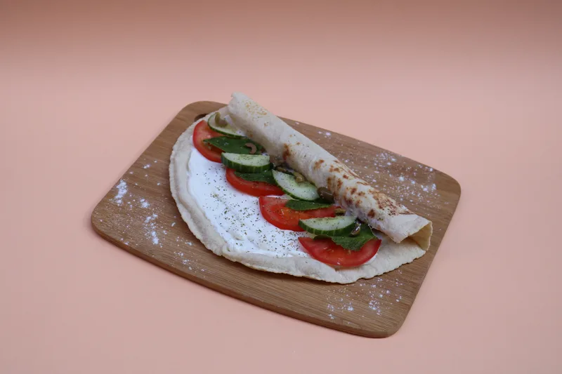 Man'ouche labné-zaatar — fromage blanc, olives, tomates, concombres, menthe