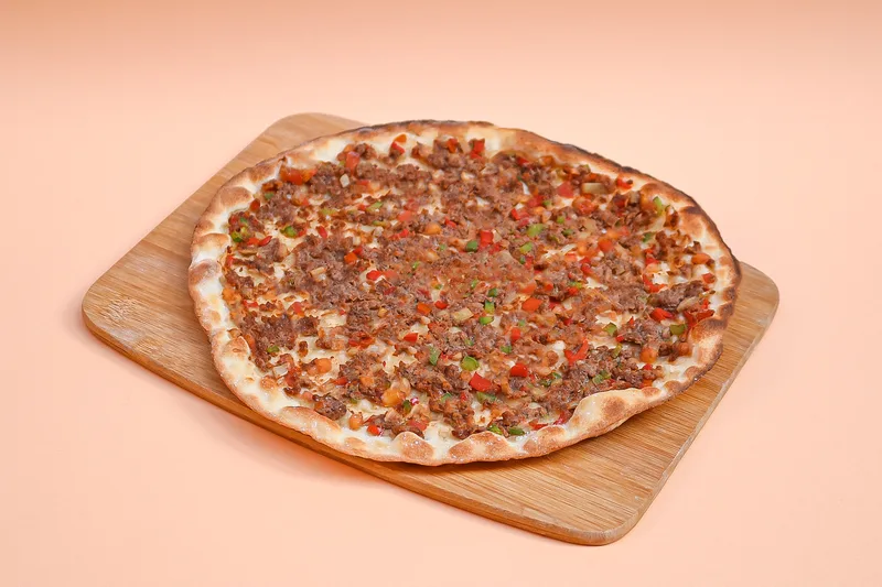 Lahmajine — viande de boeuf hachée, épices, oignons, tomate, poivrons