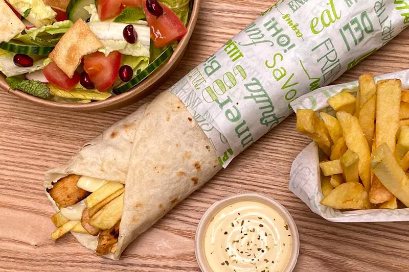 Man'ouche shawarma — poulet mariné aux épices, frites, sauce à l'ail