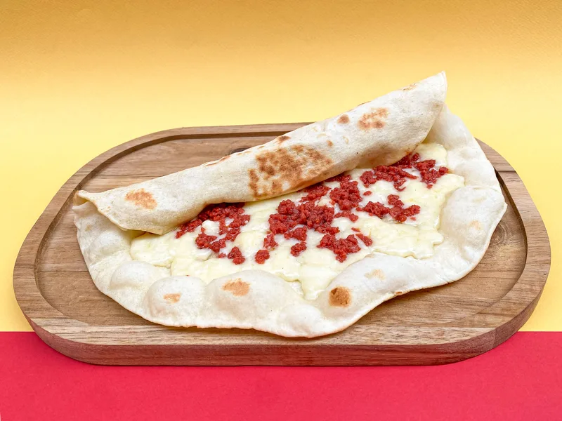 Sojok Jebné — saucisse de boeuf à l'ail sur fromage fondu