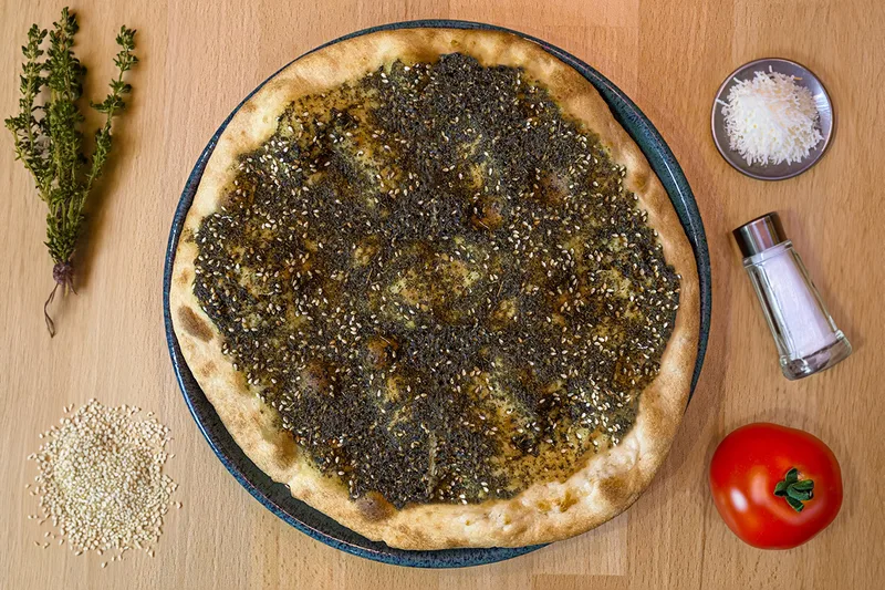 Man'ouche zaatar — thym libanais, sésame, sumac