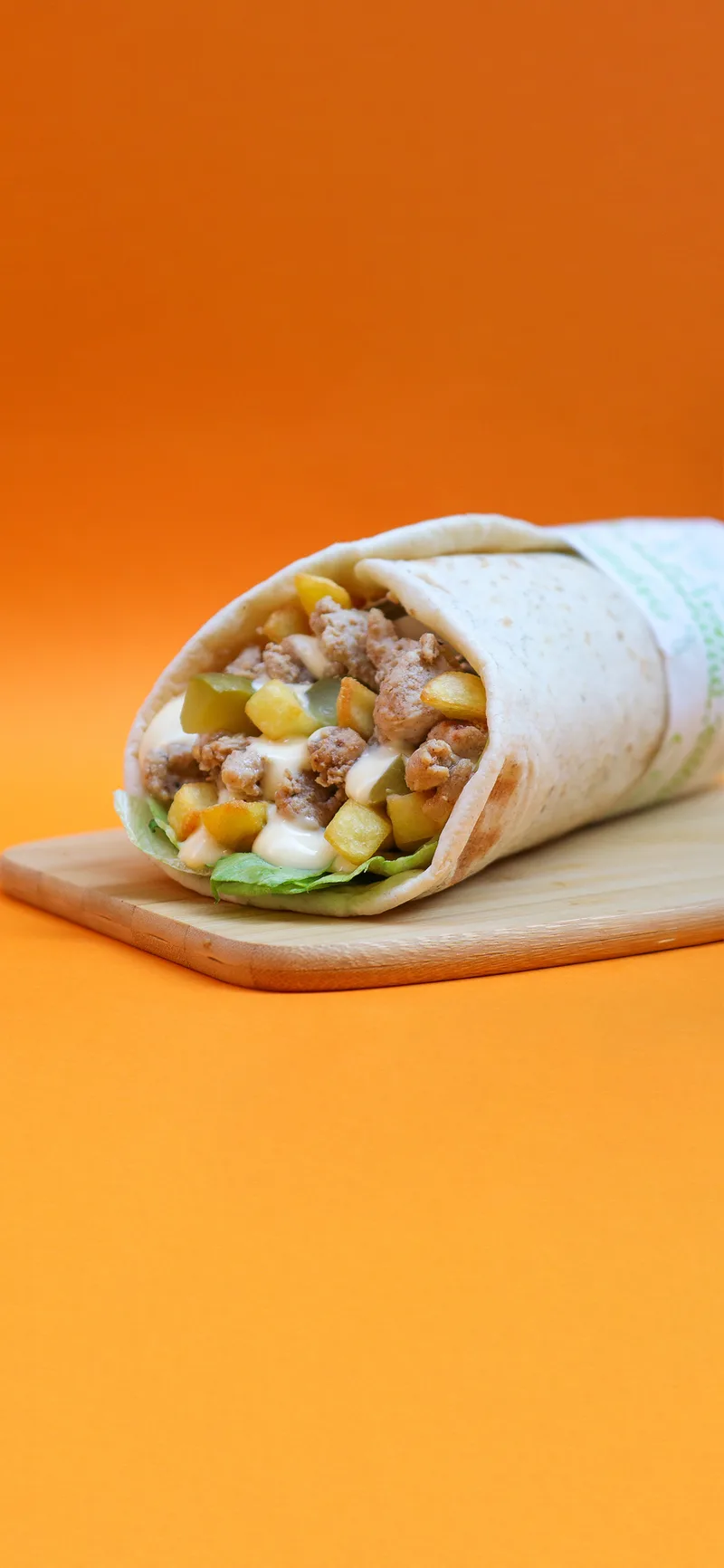 Shawarma poulet Sezam&Co — viande marinée, laitue, frites, pickles, sauce à l'ail